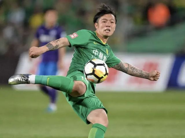 关于那不勒斯重伤倒地，国安全队围拢祈祷，场面感人的信息