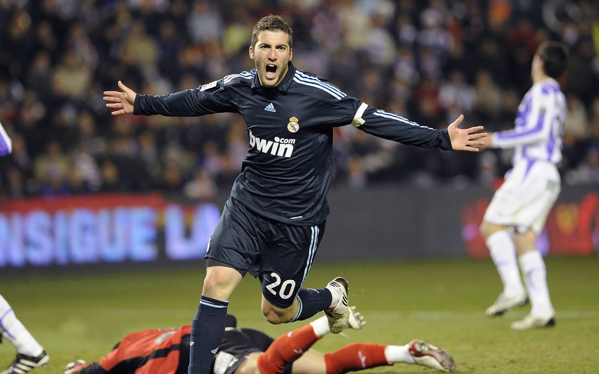 曼联教练压力巨大！，TheShy遭遇七持续失利全场沸腾不已